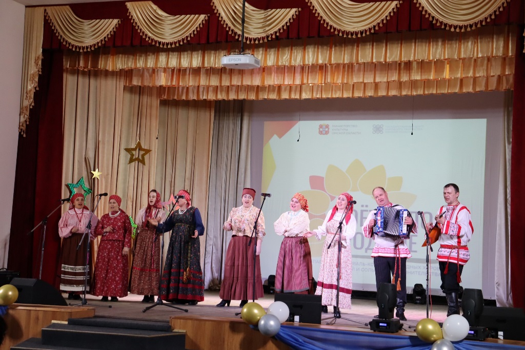 На сцене Любинского районного Дома культуры «Поёт село родное»